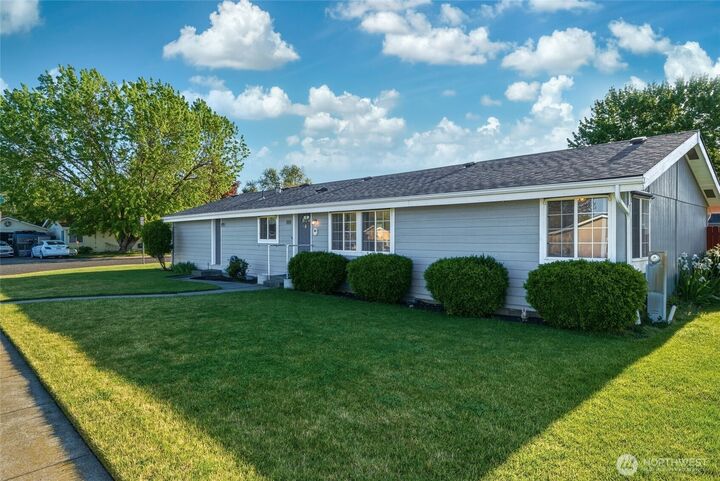 Property Photo:  1655 SE Hickory Court  WA 99324 