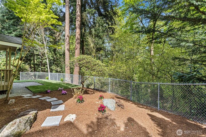 Property Photo:  4800  152nd Place SE  WA 98006 