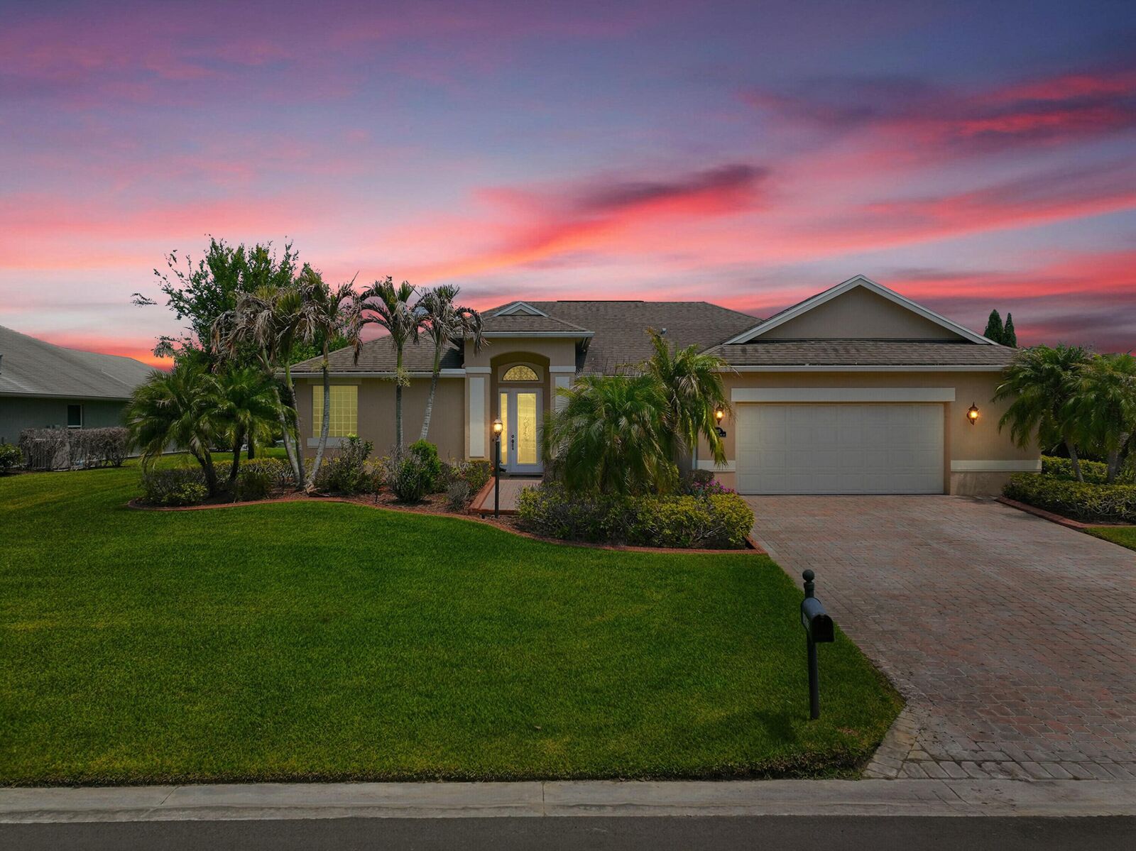 Property Photo:  1215 Southlakes Way SW  FL 32968 