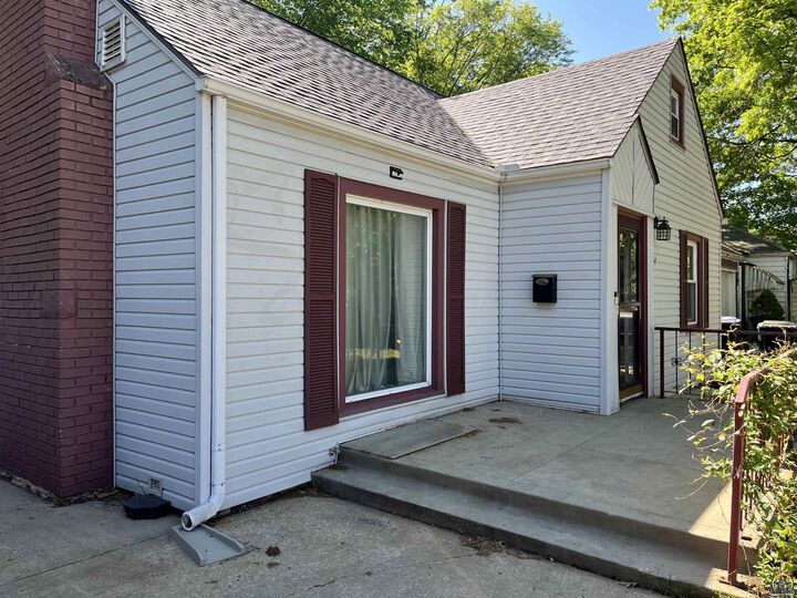 Property Photo:  624 SW Grandview Ave  KS 66606 