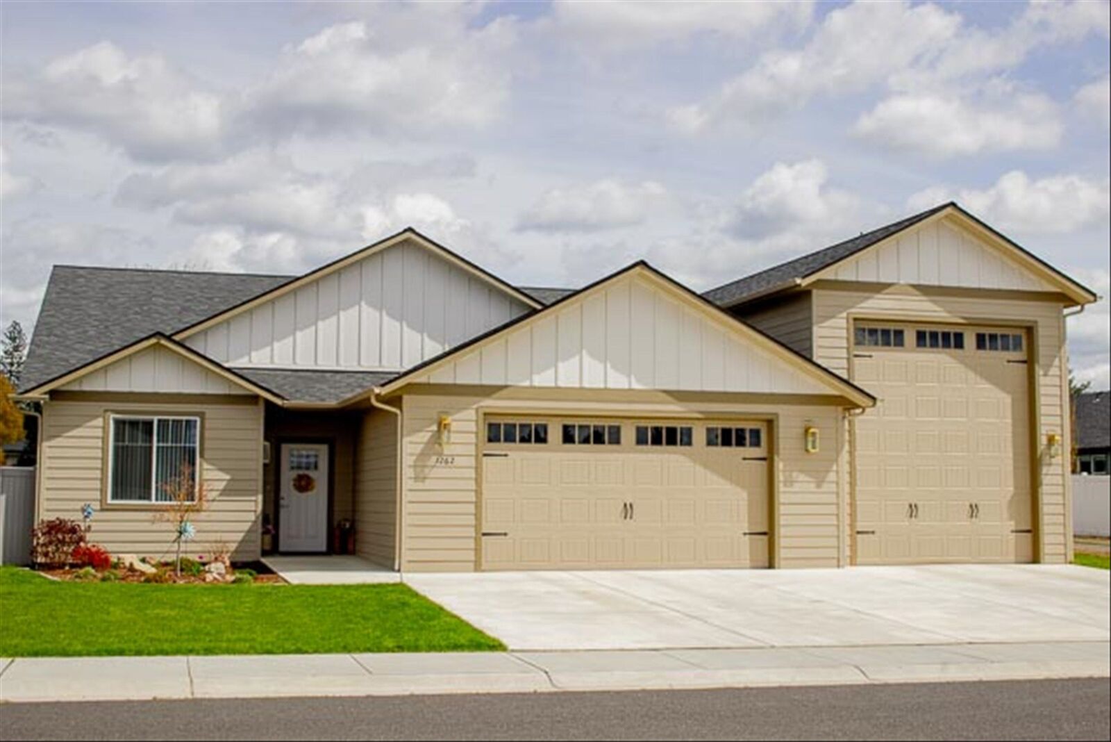 Property Photo:  1262 N Park Ave  WA 99006 