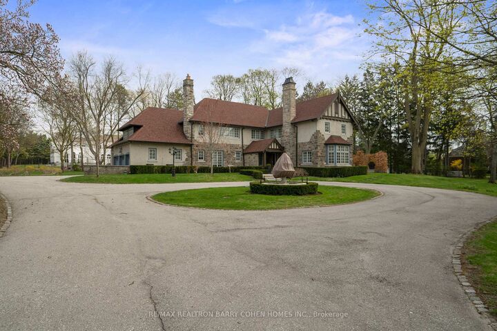 Property Photo: 15 Park Lane Circle ON M3B 1Z8