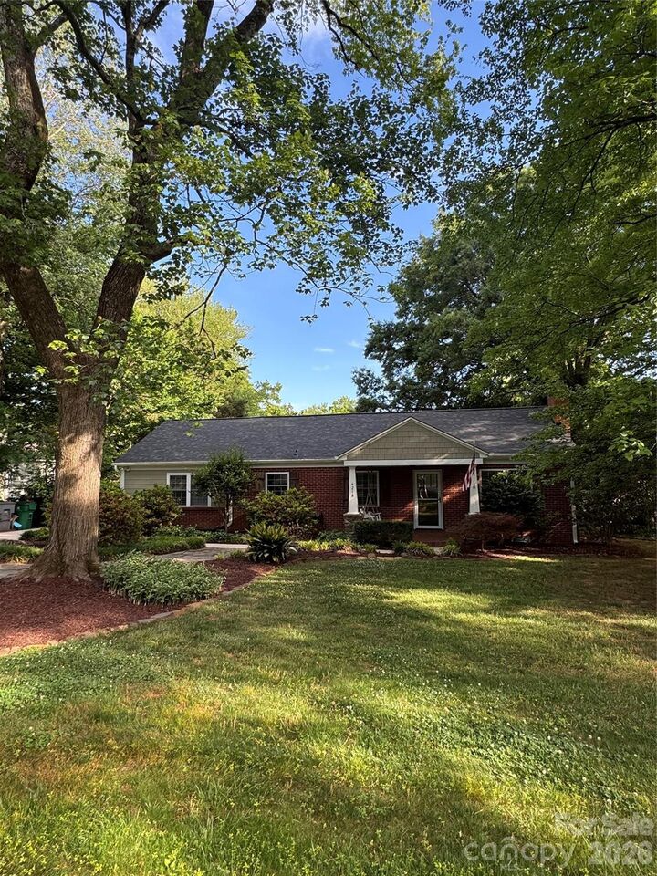 Property Photo:  4218 Windemere Lane  NC 28211 