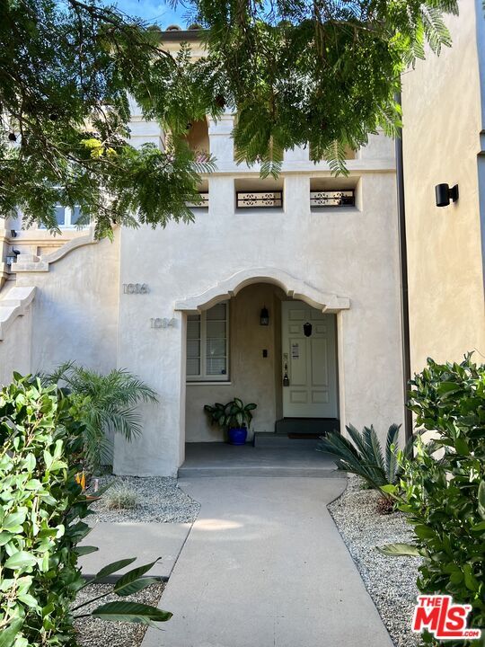 Property Photo:  1014 Meadowbrook Ave  CA 90019 