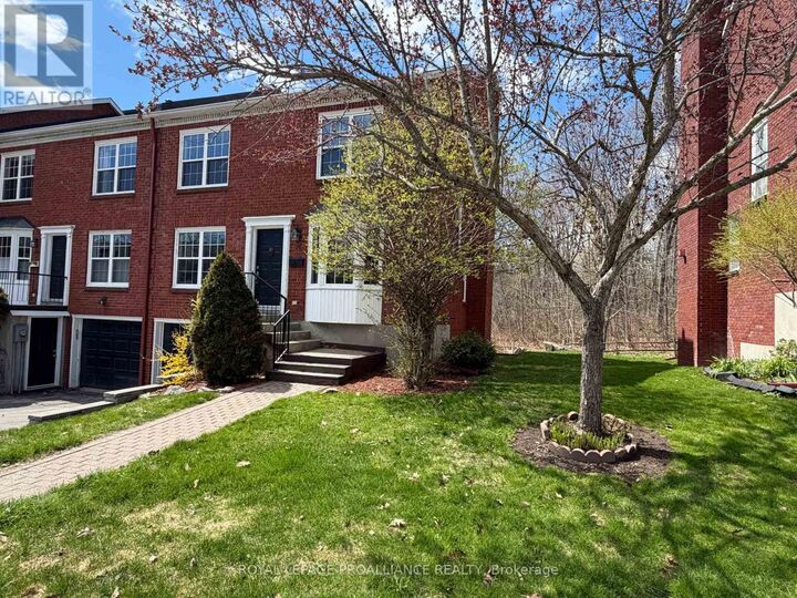 Property Photo: 39 Country Club Place ON K6V 6T8