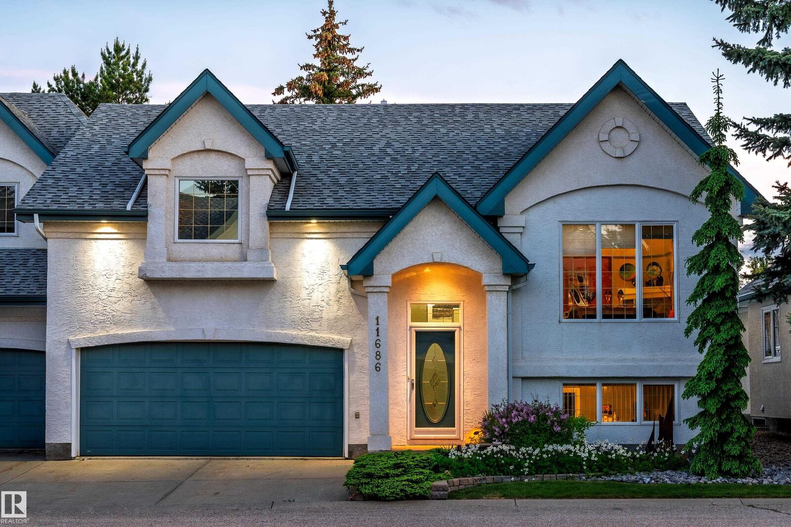 Property Photo: 11686 15 Avenue NW AB T6J 7E1