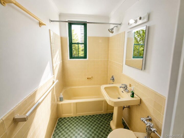 Property Photo: 1558 Unionport Road 2D NY 10462