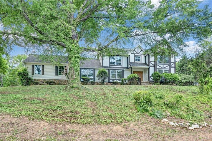 Property Photo: 802 SW Oakwood Drive VA 24015