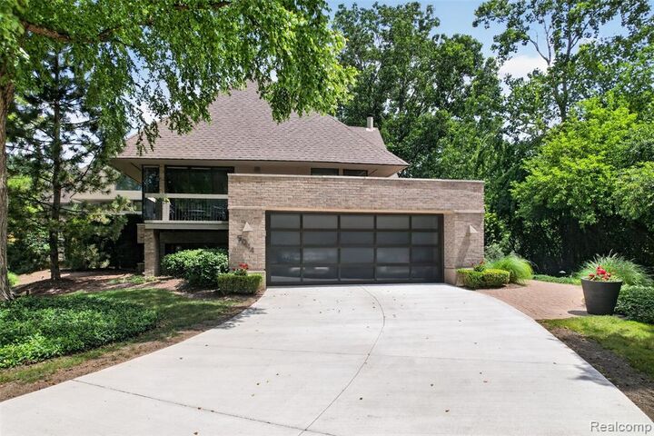 Property Photo:  5044 Christy Court  MI 48098 4112 