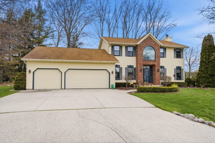 Property Photo:  2146 Waverly Ct  WI 53083 