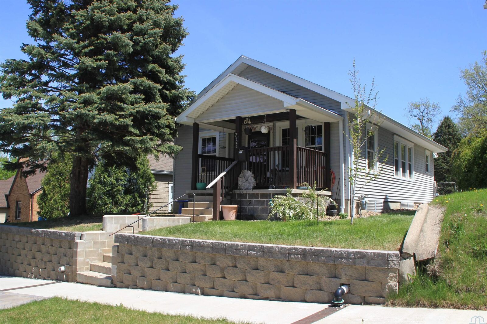 Property Photo:  2926 Pierce  IA 51104 
