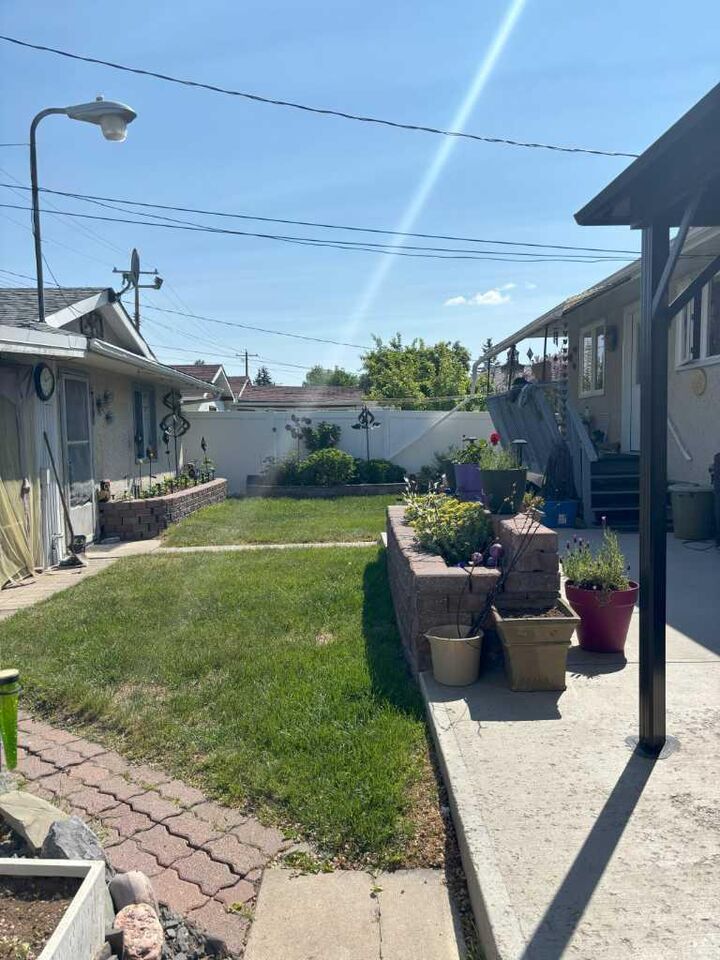 Property Photo: 4924 40 Avenue NW AB T3A 2P1