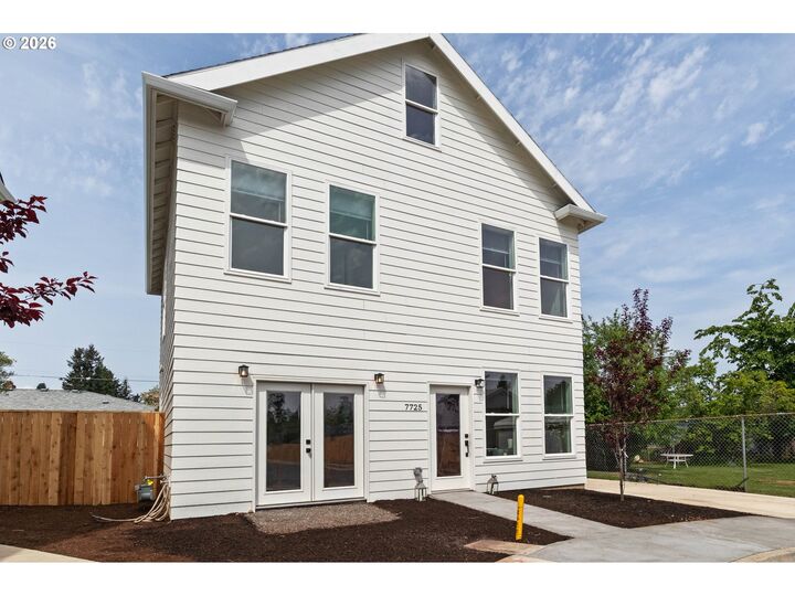Property Photo: 7725 SE Lambert St OR 97206