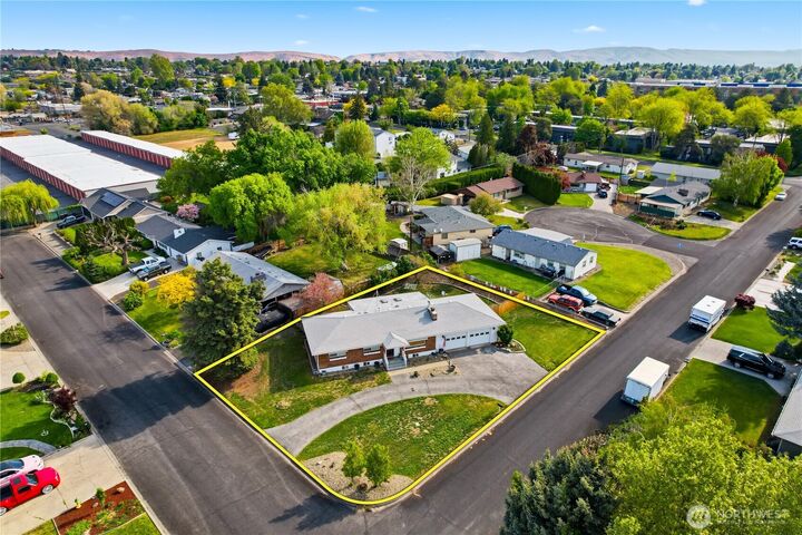 Property Photo:  4905  Bristol Way  WA 98908 