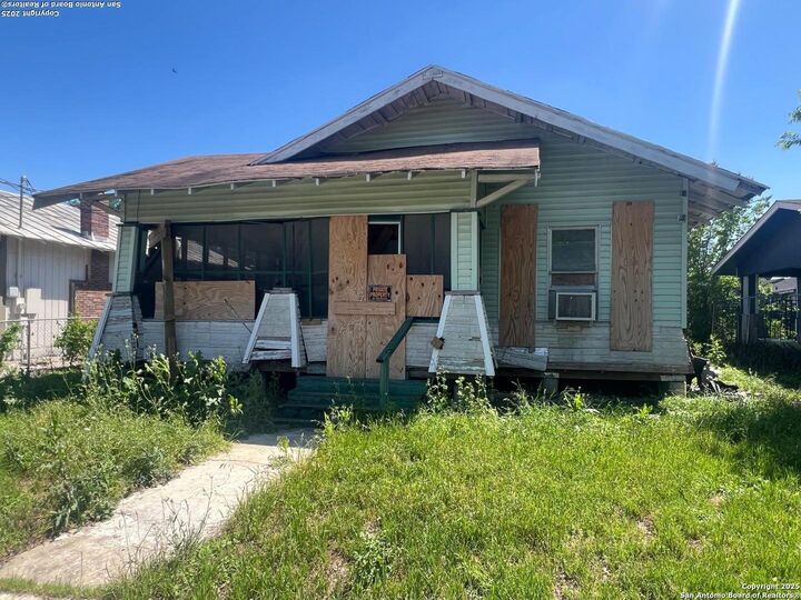 Property Photo: 1510 Nolan St TX 78202