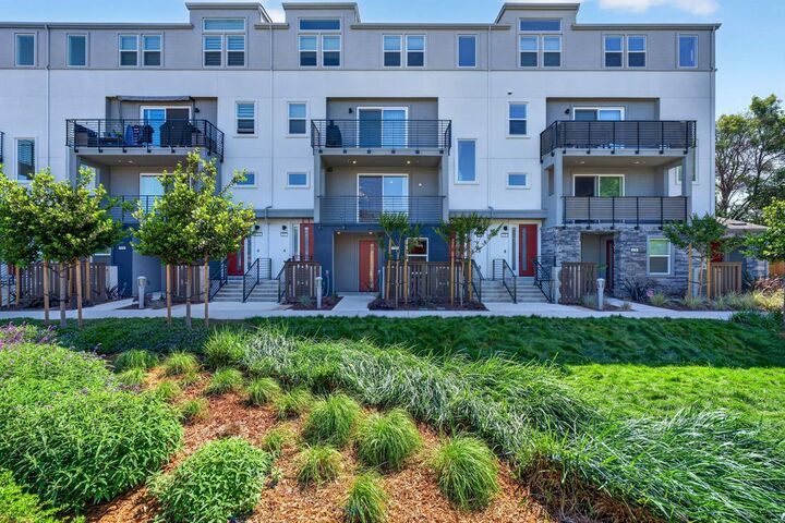 Property Photo:  827 Redberry Way  CA 95117 