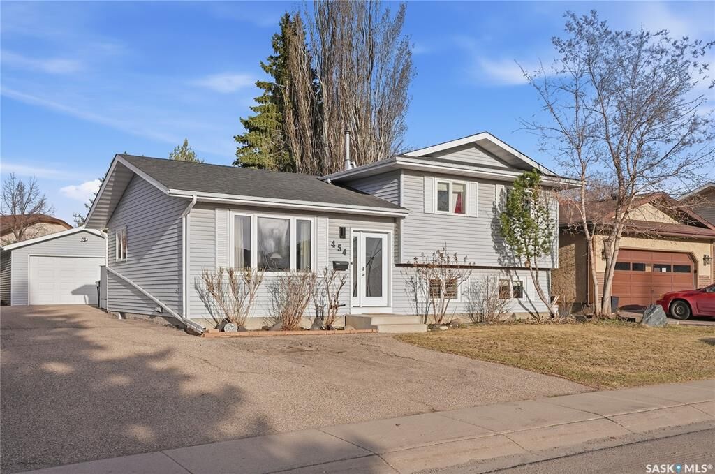 Property Photo:  454 Konihowski Road  SK S7S 1A4 