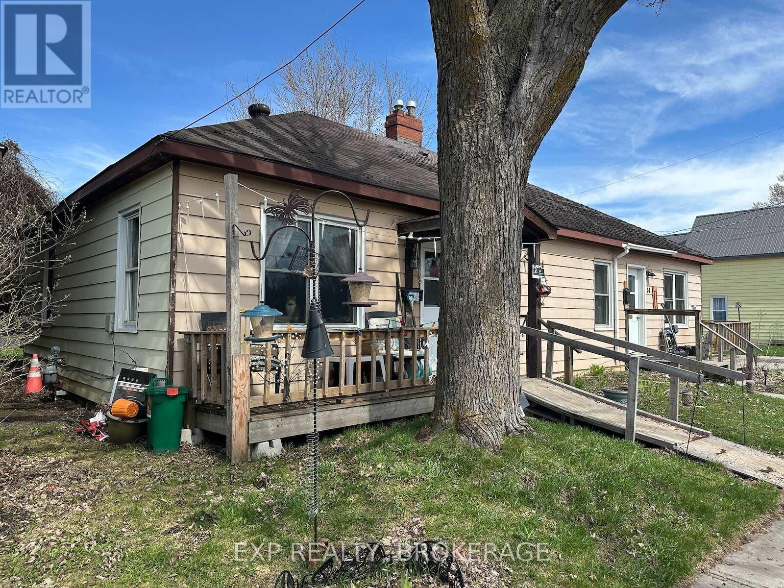 Property Photo:  16 Louis Street  ON K6V 4H5 