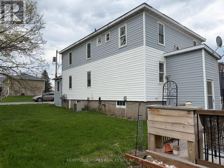 Property Photo:  803 St Lawrence Street  ON K0E 1T0 