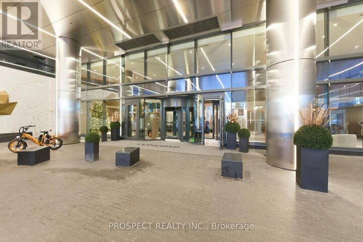 Property Photo:  1 Concord Cityplac Way 935  ON M5V 0X3 