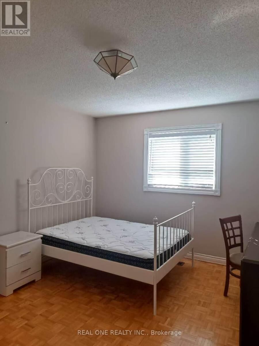 Property Photo:  5672 Shillington Drive Room 1  ON L5R 3N5 