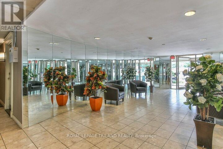 Property Photo:  570 Proudfoot Lane 907  ON N6H 4Z1 