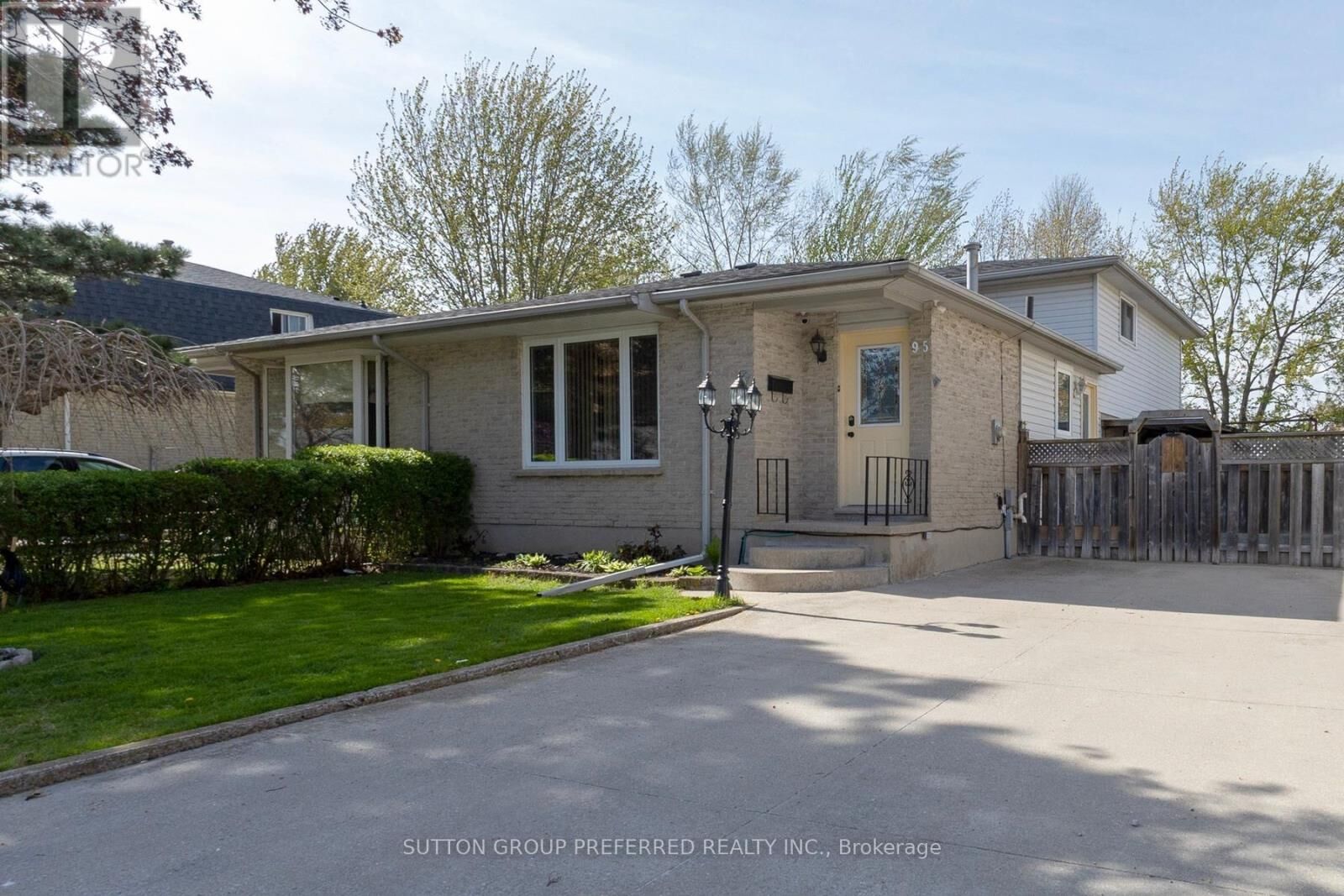 Property Photo:  95 Scotchmere Crescent  ON N6E 1Z9 