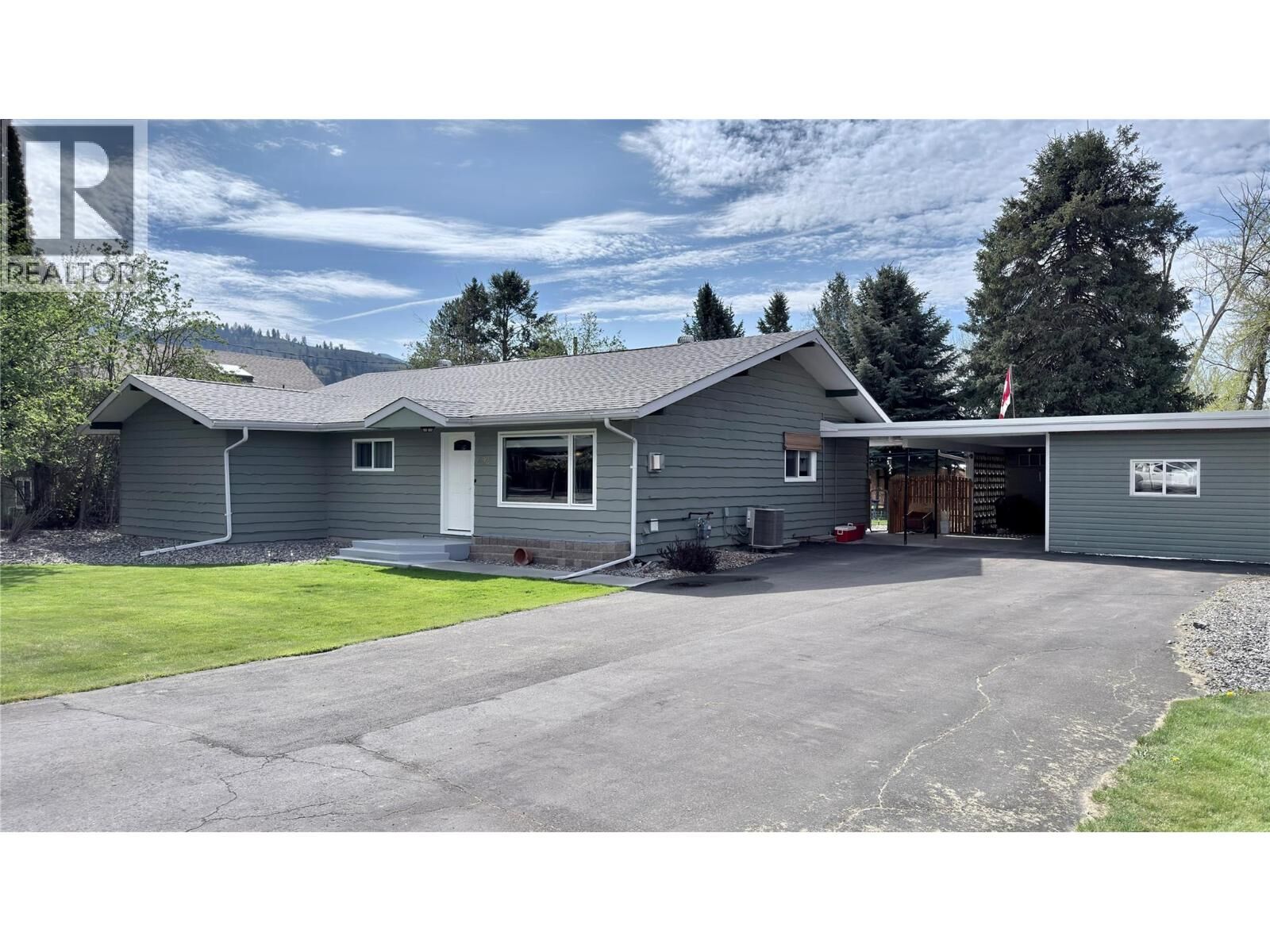 Property Photo:  492 Fourth Avenue  BC V0H 1M0 