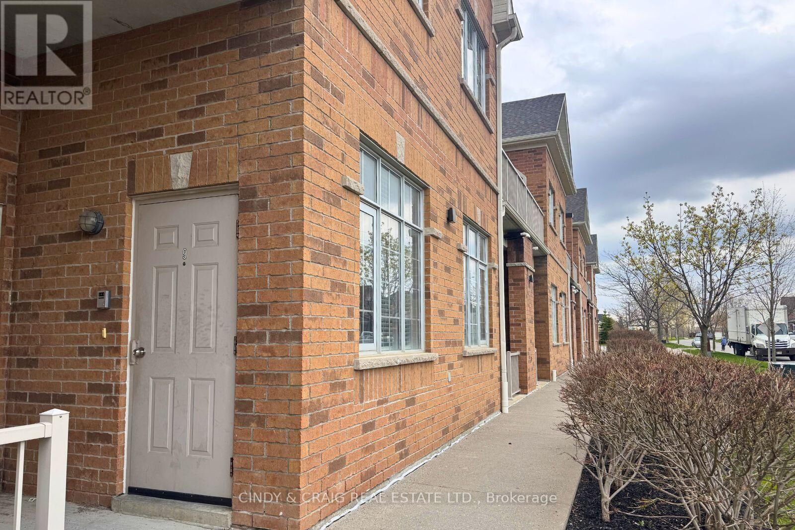 Property Photo:  15 Rosswell Drive 9  ON L1E 0B9 