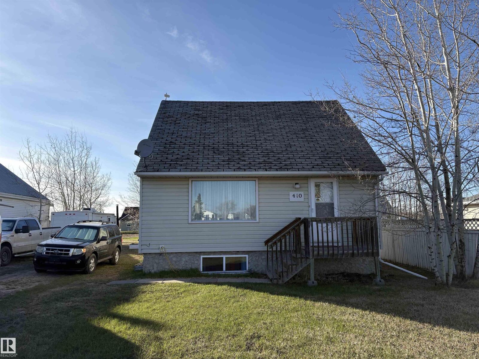 Property Photo:  410 Main St  AB T8R 0J8 