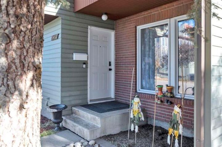 Property Photo:  5451 Hill View Crescent NW  AB T6L 1V9 