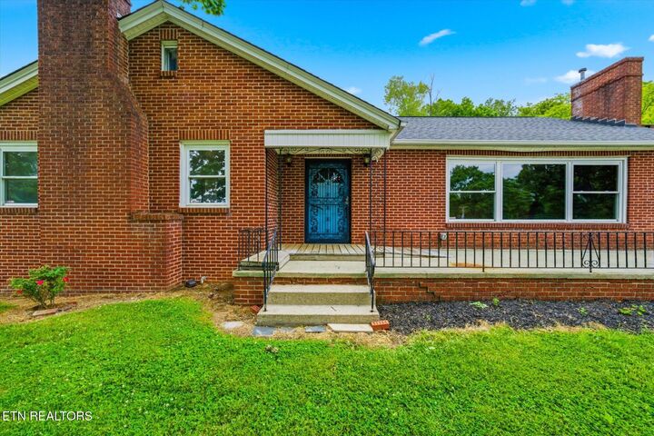 Property Photo:  5215 E Sunset Rd  TN 37914 