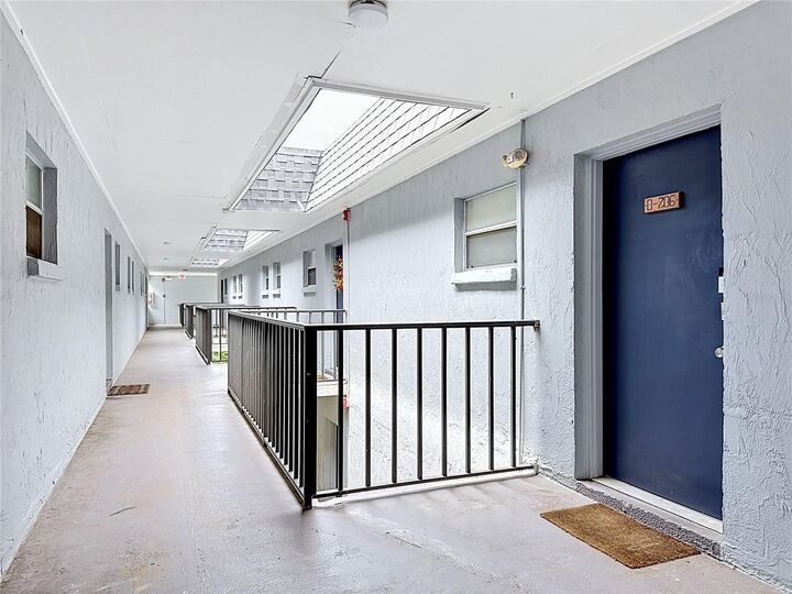 Property Photo:  5507 Fountain Lake Circle B206  FL 34207 