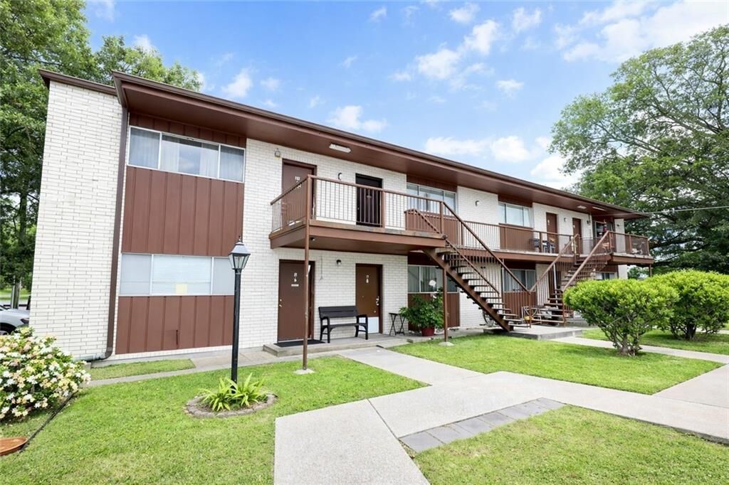 Property Photo:  106 E 3rd Street 23  LA 70037 