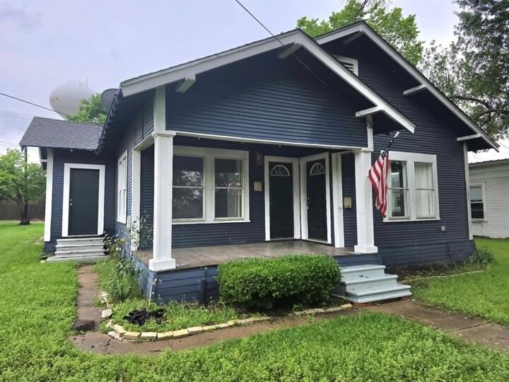 Property Photo:  408 W Trinity Street  TX 76642 