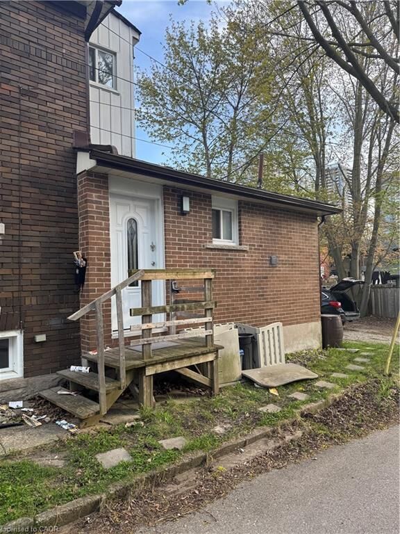 Property Photo:  61 Waterloo Drive 61  ON N2H 3V1 