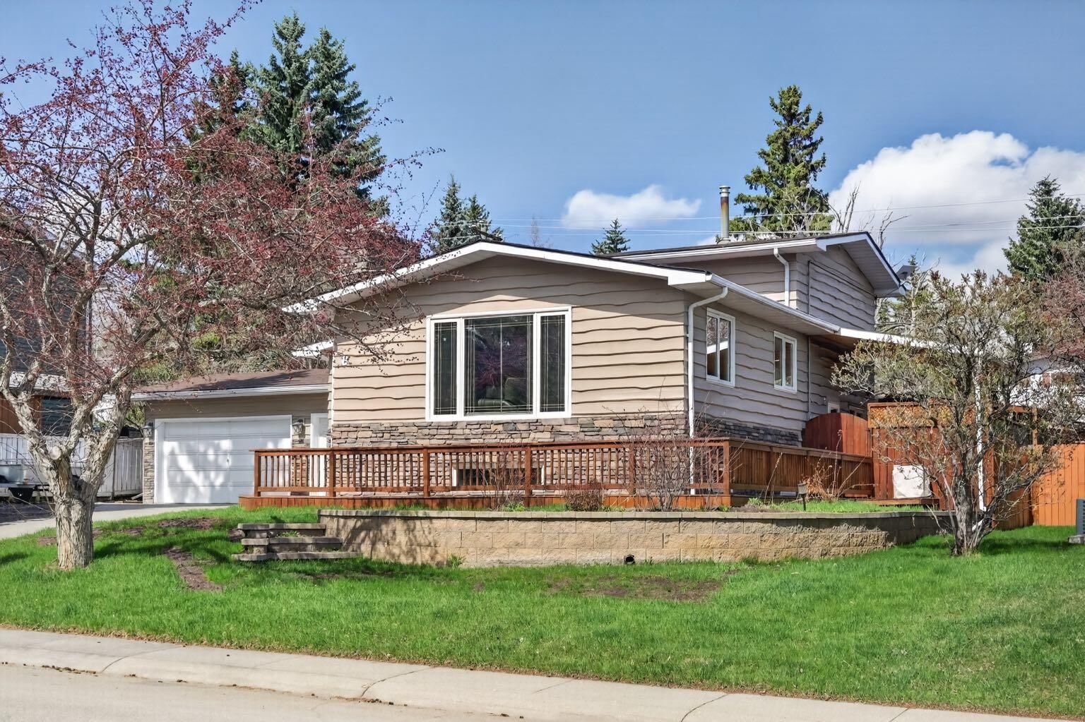 Property Photo:  8 Slocan Road SW  AB T2W 0S8 
