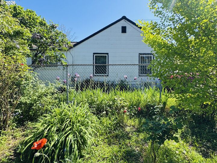 Property Photo:  8110 N Dana Ave  OR 97203 