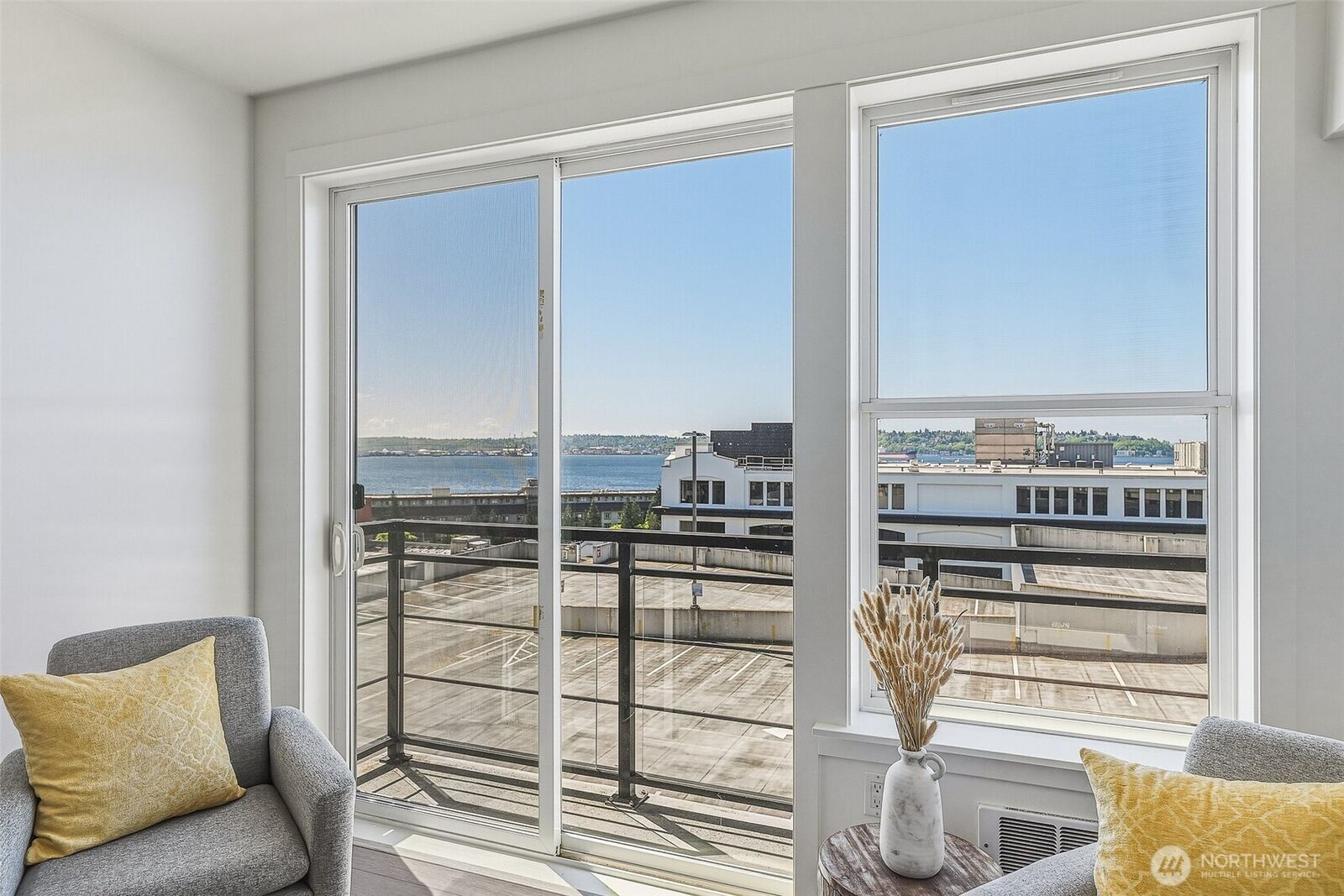 Property Photo:  2607  Western Avenue 552  WA 98121 