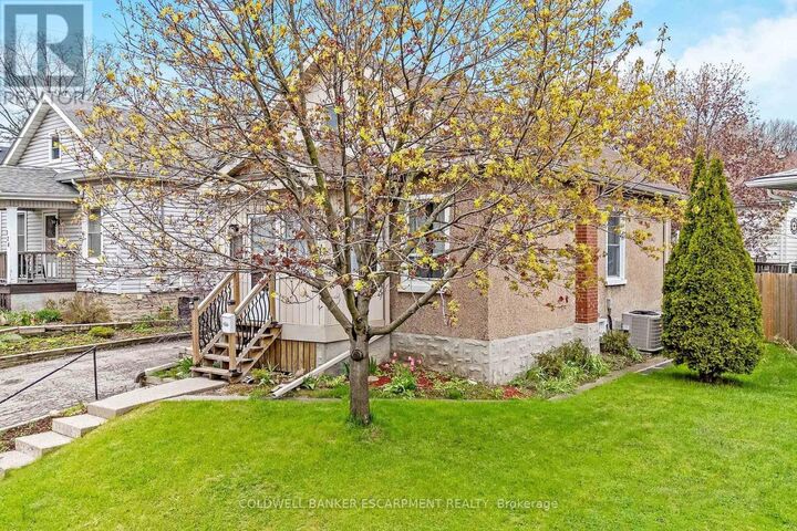 Property Photo:  122 Cedar Street  ON N1S 1W2 