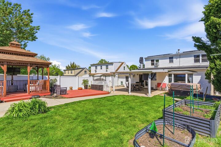Property Photo:  31 Pinetree Drive  NJ 08859 
