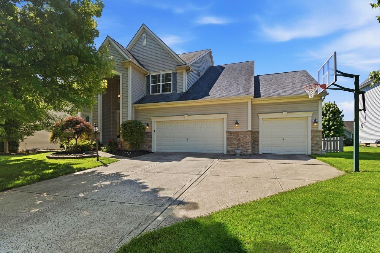 Property Photo: 8877 Woodside Street OH 43110