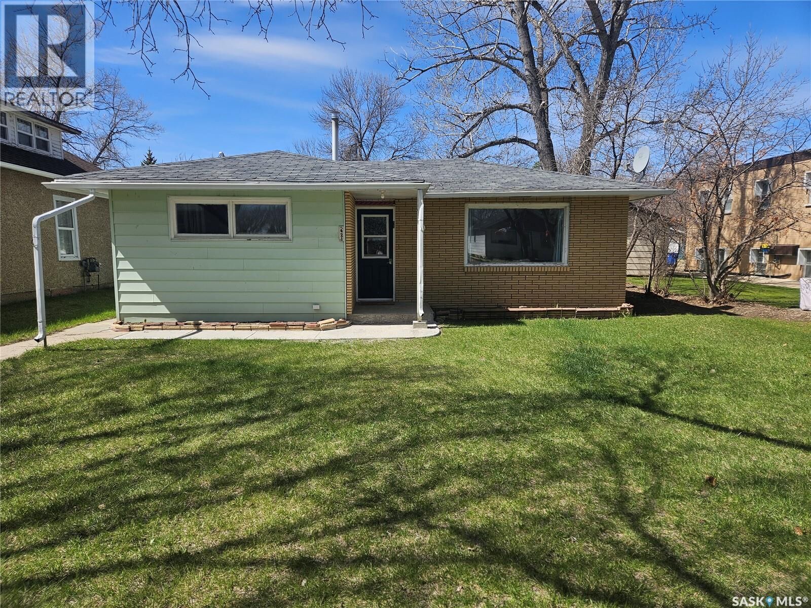 Property Photo:  421 3rd Street E  SK S0N 2M0 