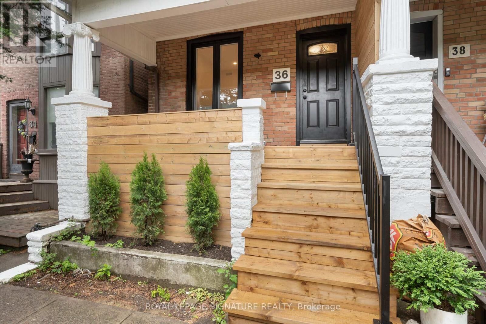 Property Photo:  36 Tennis Crescent Upper  ON M4K 1J3 
