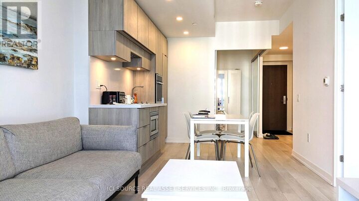 Property Photo: 39 Roehampton Avenue 3210 ON M4P 0G1