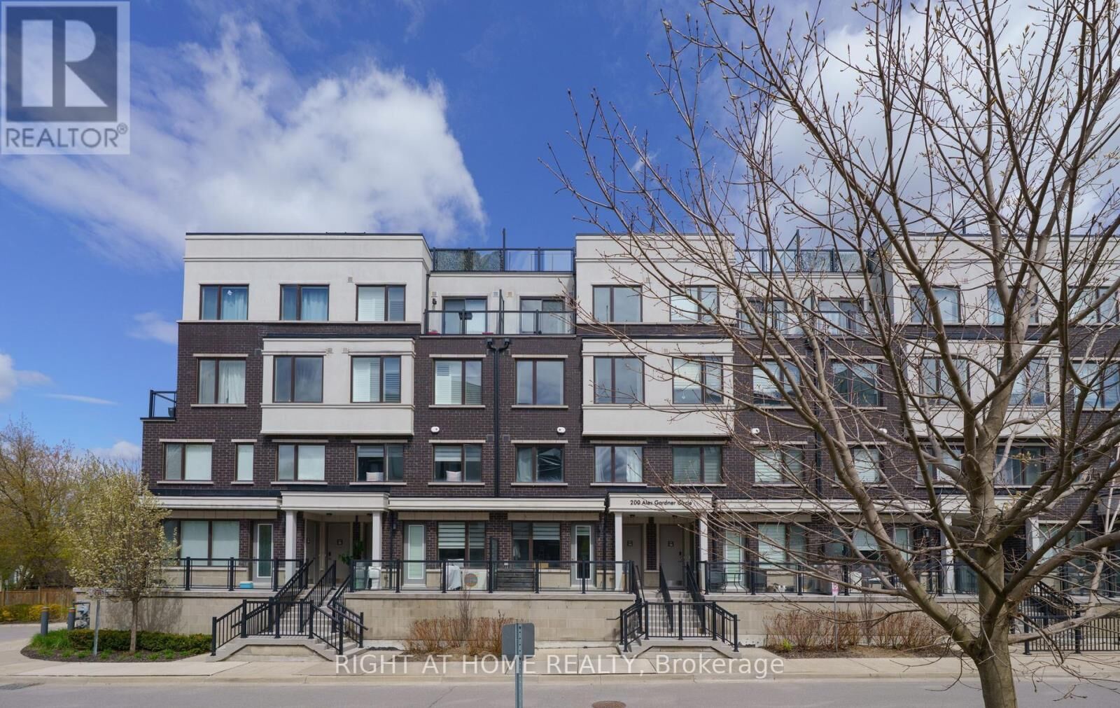 Property Photo:  200 Alex Gardner Circle 34  ON L4G 3G5 
