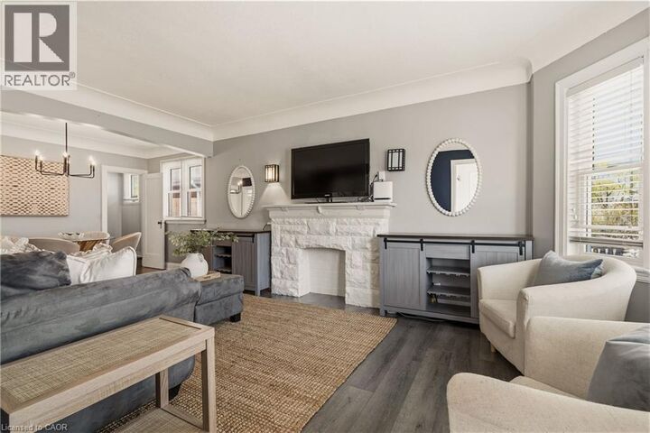 Property Photo:  148 Huxley Avenue South  ON L8K 2R1 