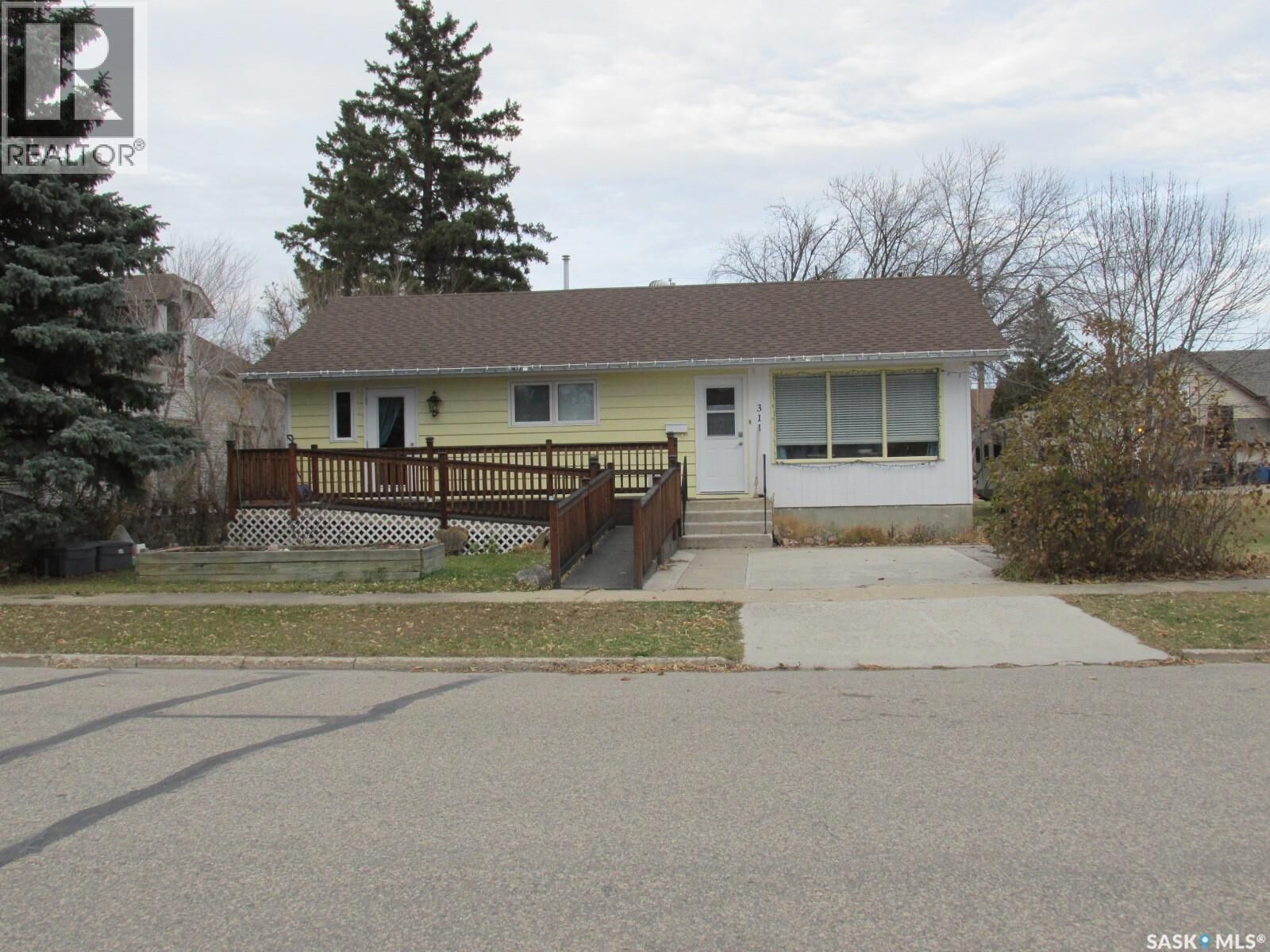Property Photo:  311 1st Street W  SK S0E 1E0 