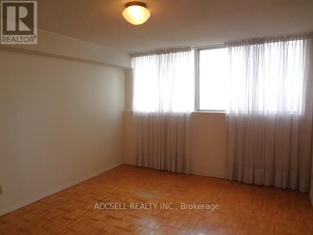 Property Photo:  3700 Kaneff Crescent 2106  ON L5A 4B8 