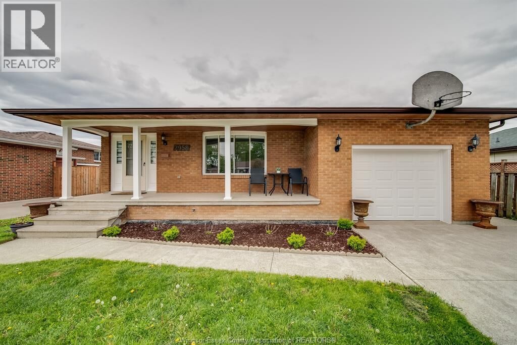 Property Photo:  2958 Llyod George Boulevard  ON N8T 2V1 